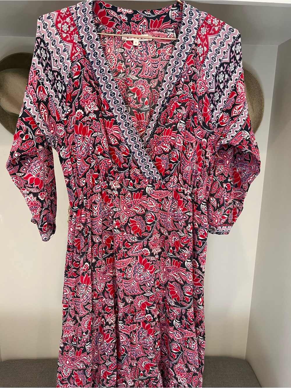 XiRENA Red and Pink Print V-Neck Maxi Dress